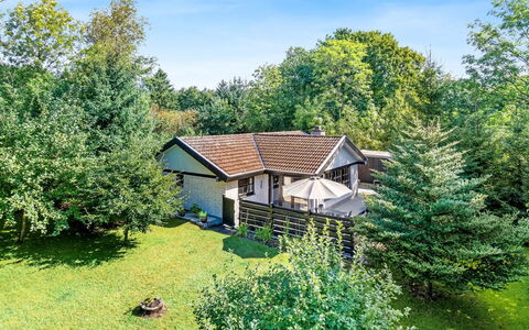 Berner - 30Km from the Sea: Arbuste, Maison, Chalet, Domicile, Toit, Jardin, Pelouse, Ferme, Ombre, Batiments Jardin