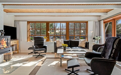 Berner - 30Km from the Sea: Meubles, Design Intérieur, Sol, Bois, Sol, Canapé, Salon, Plafond, Chaise, Domicile