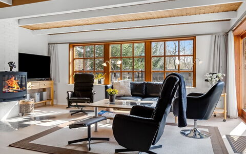 Berner - 30Km from the Sea: Meubles, Design Intérieur, Sol, Sol, Chaise, Bois, Salon, Canapé, Pièce, Domicile