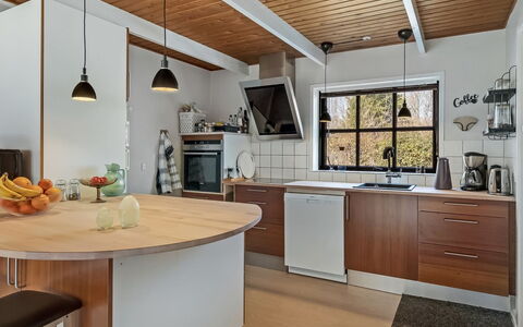 Berner - 30Km from the Sea: Meubles, Comptoir, Cuisine, Design Intérieur, Sol, Cabinetry, Luminaire, Appareil De Cuisine, Bois, Plafond