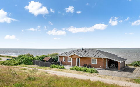 Evamaria - 10M from the Sea: Bois, Toit, Architecture, Domicile, Maison, Chalet, Siding, Dur, Pente, Biens
