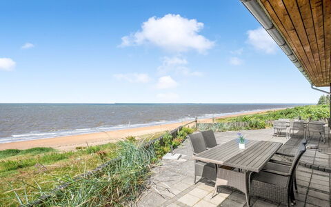 Evamaria - 10M from the Sea: Bois, Toit, Architecture, Domicile, Maison, Chalet, Siding, Dur, Pente, Biens