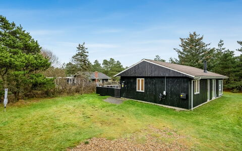 Pietari - 600M from the Sea: Toit, Maison, Domicile, Chalet, Porte, Siding, Plate-Forme, Porche, Planche, Dur