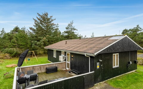 Pietari - 600M from the Sea: Toit, Maison, Domicile, Chalet, Porte, Siding, Plate-Forme, Porche, Planche, Dur
