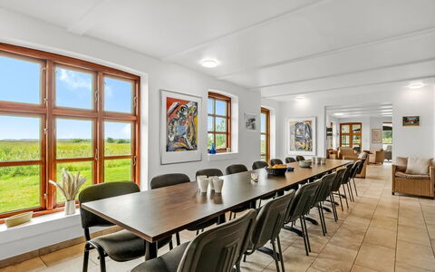 Darleen - 850M to the Fjord: Meubles, Design Intérieur, Sol, Sol, Plafond, Pièce, Chaise, Table, Appartement, Table Cuisine Et Salle A Manger