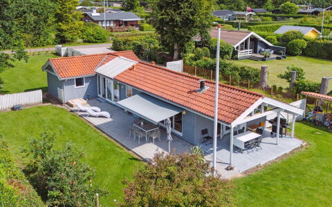 Salvina - 300M from the Sea: Toit, Maison, Domicile, Chalet, Porte, Siding, Plate-Forme, Porche, Planche, Dur