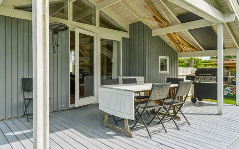 Salvina - 300M from the Sea: Toit, Maison, Domicile, Chalet, Porte, Siding, Plate-Forme, Porche, Planche, Dur