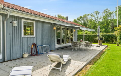 Salvina - 300M from the Sea: Toit, Maison, Domicile, Chalet, Porte, Siding, Plate-Forme, Porche, Planche, Dur