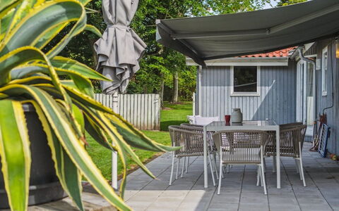 Salvina - 300M from the Sea: Toit, Maison, Domicile, Chalet, Porte, Siding, Plate-Forme, Porche, Planche, Dur