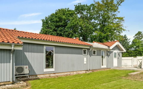 Salvina - 300M from the Sea: Toit, Maison, Domicile, Chalet, Porte, Siding, Plate-Forme, Porche, Planche, Dur