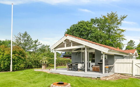 Salvina - 300M from the Sea: Toit, Maison, Domicile, Chalet, Porte, Siding, Plate-Forme, Porche, Planche, Dur