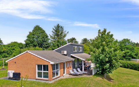 Svenn - 300M from the Sea: Toit, Maison, Domicile, Chalet, Siding, Biens, Allée, Batiments Jardin, Cour, Cabanon