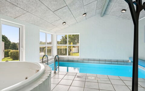 Svenn - 300M from the Sea: Toit, Maison, Domicile, Chalet, Siding, Biens, Allée, Batiments Jardin, Cour, Cabanon