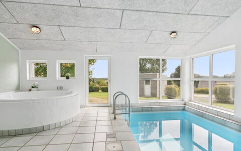 Svenn - 300M from the Sea: Toit, Maison, Domicile, Chalet, Siding, Biens, Allée, Batiments Jardin, Cour, Cabanon