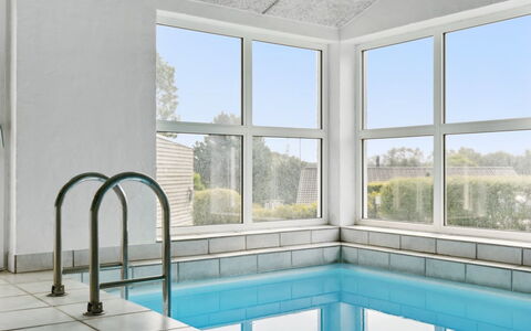 Svenn - 300M from the Sea: Toit, Maison, Domicile, Chalet, Siding, Biens, Allée, Batiments Jardin, Cour, Cabanon