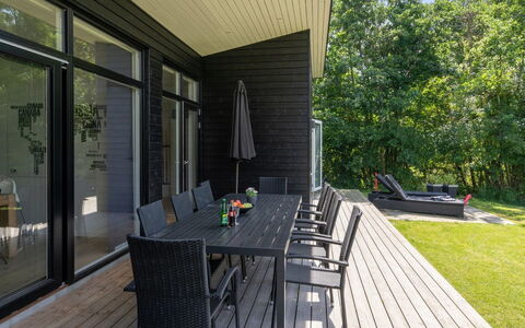 Gertraude - 800M from the Sea: Bois, Parquet, Porche, Domicile, Sol, Dur, Plate-Forme, Meubles, Ombre, Mobilier De Jardin