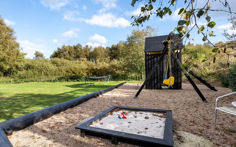 Soeren - 300M from the Sea: Équipement Extérieur Play, Jardin, Toboggan, Aménagement Paysager, Arrière-Cour, Pelouse, Parc, Ombre, Terrain De Jeux, Cour