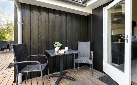 Soeren - 300M from the Sea: Bois, Domicile, Porche, Plate-Forme, Dur, Toit, Tache De Bois, Parquet, Eco Hôtel