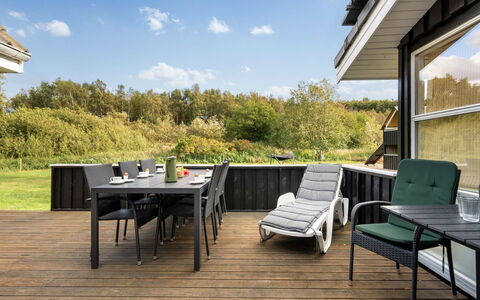 Soeren - 300M from the Sea: Bois, Domicile, Porche, Plate-Forme, Dur, Toit, Tache De Bois, Parquet, Eco Hôtel