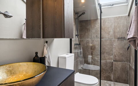 Lauha - 400M from the Sea: Salle De Bains, Design Intérieur, Luminaire Plomberie, Sol, Mur, Sol, Toilette, Siège De Toilette, Armoire De Toilette, Plafond