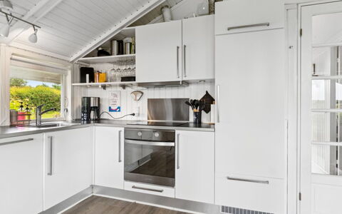 Lauha - 400M from the Sea: Cuisine, Appareil De Cuisine, Principaux Appliance, Comptoir, Sol, Design Intérieur, Cabinetry, Plafond, Électroménager, Sol