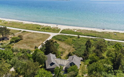 Klint - 25M from the Sea: Toit, Domicile, Porte, Chalet, Ombre, Siding, Cour, Biens, Arrière-Cour
