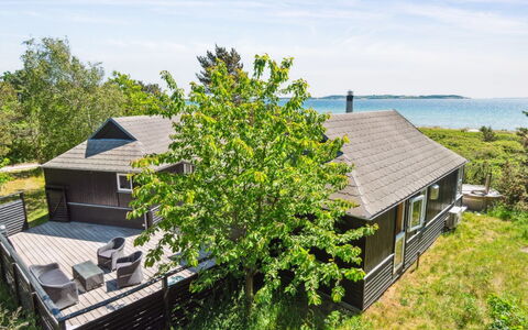 Klint - 25M from the Sea: Toit, Domicile, Porte, Chalet, Ombre, Siding, Cour, Biens, Arrière-Cour