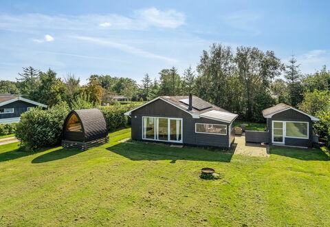 Kanerva - 100M to the Fjord: Herbe, Maison, Chalet, Domicile, Zone Rurale, Pelouse, Jardin, Biens, Ferme, Cour