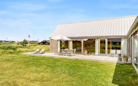 Onni - 250M from the Sea: Maison, Domicile, Toit, Zone Résidentielle, Chalet, Biens, Ferme, Pelouse, Aménagement Paysager, Siding
