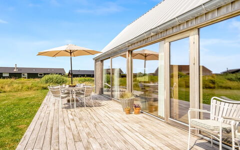 Onni - 250M from the Sea: Maison, Domicile, Toit, Zone Résidentielle, Chalet, Biens, Ferme, Pelouse, Aménagement Paysager, Siding
