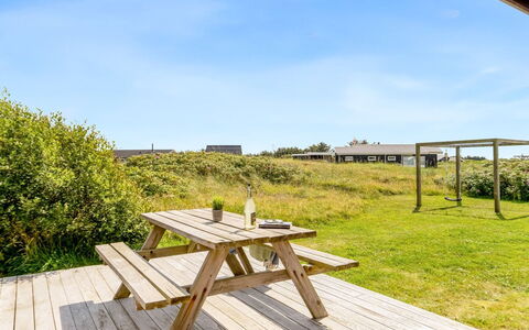 Onni - 250M from the Sea: Maison, Domicile, Toit, Zone Résidentielle, Chalet, Biens, Ferme, Pelouse, Aménagement Paysager, Siding