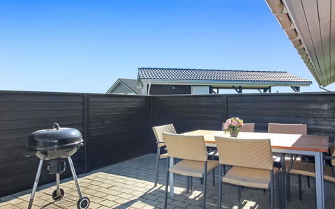 Winona - 600M from the Sea: Meubles, Design Intérieur, Appartement, Sol, Sol, Table, Chaise, Pièce, Domicile, Table Cuisine Et Salle A Manger