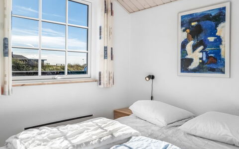 Winona - 600M from the Sea: Domicile, Chambre, Fenêtre À Guillotine, Daylighting, Literie, Lit, Peindre, Drap De Lit