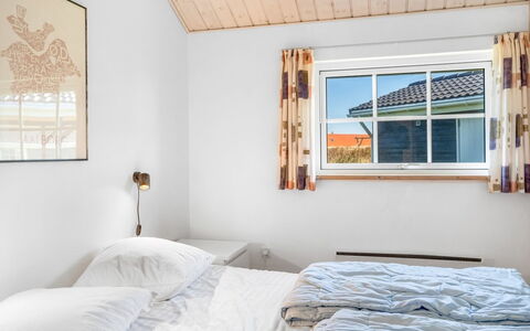 Winona - 600M from the Sea: Bois, Domicile, Chambre, Porte, Chalet, Plafond, Lit, Daylighting, Fenêtre À Guillotine, Literie