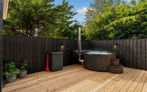 Ani - 700M from the Sea: Bois, Sol, Parquet, Plate-Forme, Dur, Tache De Bois, Arrière-Cour, Planche, Jardin, Baignoire