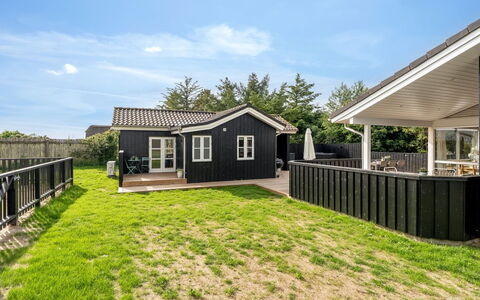 Ani - 700M from the Sea: Maison, Domicile, Toit, Zone Résidentielle, Chalet, Porte, Porche, Siding, Biens, Pelouse