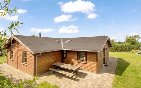 Yngve - 3.5Km from the Sea: Bleu, Arbuste, Chalet, Couverture De Sol, Jardin, Biens, Ombre, Aménagement Paysager, Ferme, Eco Hôtel