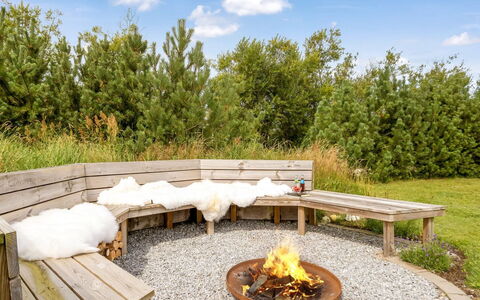 Yngve - 3.5Km from the Sea: Bleu, Arbuste, Chalet, Couverture De Sol, Jardin, Biens, Ombre, Aménagement Paysager, Ferme, Eco Hôtel