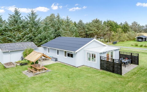 Gisella - 900M from the Sea: Toit, Domicile, Chalet, Batiments Jardin, Jardin, Biens, Ombre, Siding, Cour, Pelouse