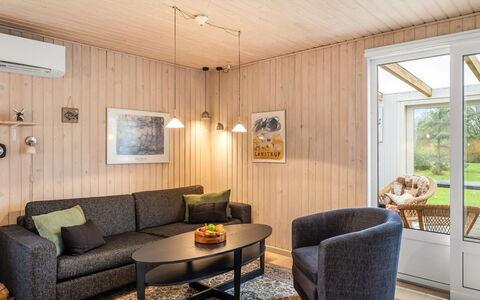 Gisella - 900M from the Sea: Sol, Design Intérieur, Bois, Sol, Meubles, Plafond, Domicile, Pièce, Salon, Éclairage