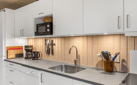 Gisella - 900M from the Sea: Cuisine, Comptoir, Bois, Sol, Appareil De Cuisine, Design Intérieur, Cabinetry, Évier, Principaux Appliance, Sol