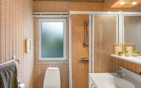 Gisella - 900M from the Sea: Bois, Luminaire Plomberie, Sol, Sol, Design Intérieur, Salle De Bains, Plomberie, Toilette, Évier, Siège De Toilette