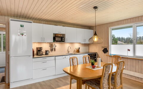 Gisella - 900M from the Sea: Meubles, Bois, Cuisine, Sol, Design Intérieur, Comptoir, Plafond, Sol, Parquet, Appareil De Cuisine