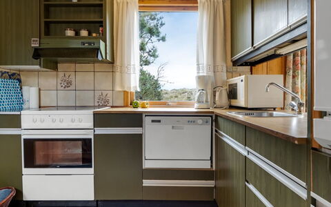 Kimi - 75M from the Sea: Cuisine, Comptoir, Principaux Appliance, Appareil De Cuisine, Design Intérieur, Bois, Cabinetry, Meubles, Sol, Cuisinière