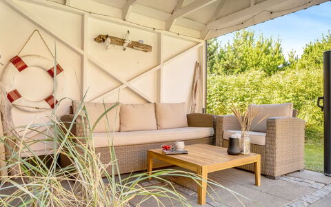 Kalevi - 300M from the Sea: Domicile, Chalet, Siding, Dur, Ombre, Planche, Conception, Biens, Porche, Plate-Forme