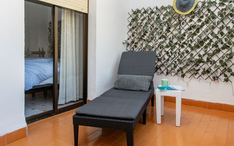 Happy House: Sol, Meubles, Sol, Design Intérieur, Pièce, Chambre, Linge, Tache De Bois, Lit, Plante D'Appartement