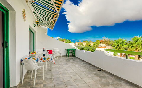 Costa del Silencio 603: Nuage, Propriété, Ciel, Bâtiment, Bleu Azur, Table, Ombre, Design Intérieur, Chaise, Design Urbain