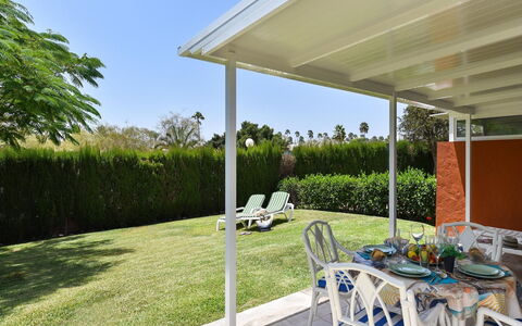 Bungalow Melocotones Pm49: Vert, Feuille, Plante, Arbre, Biome, Herbe, Loisir, Suppression Des Plantes Ligneuses, Design Urbain, Teintes Et Ombres