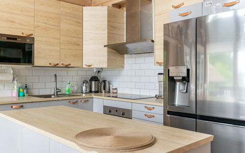 Villa Sirpia: Meubles, Cuisine, Comptoir, Appareil De Cuisine, Cabinetry, Sol, Design Intérieur, Bois, Électroménager, Principaux Appliance