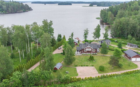 Villa Sirpia: Arbre, Maison, Chalet, Domicile, Zone Résidentielle, Toit, Biens, Lot Terre, Établissements Humains